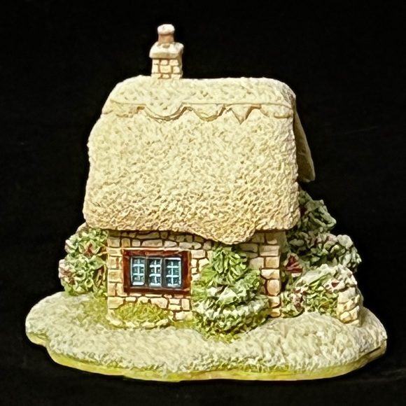 Lilliput Lane | Partridge Cottage | Christmas Collection - Picture 5 of 7